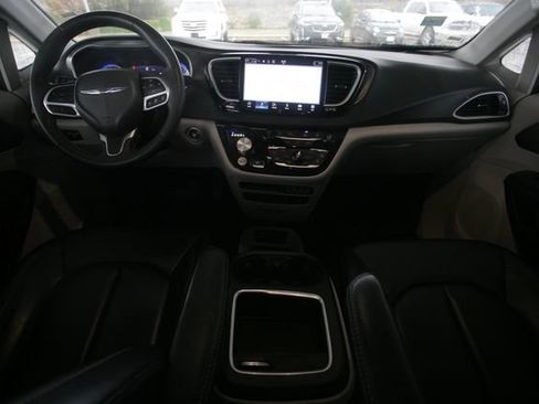 Used 2023 Chrysler Pacifica Touring-L image 26