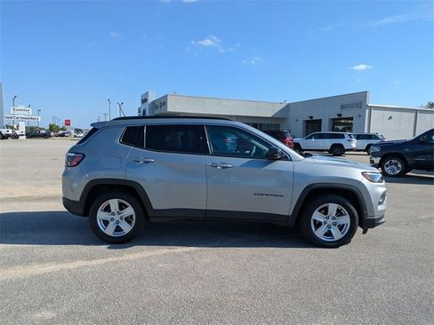 Used 2022 Jeep Compass Latitude image 2