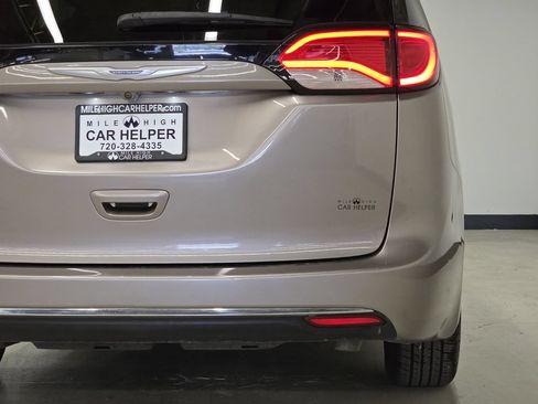 Used 2017 Chrysler Pacifica Touring Plus w/ Tire & Wheel Group FWD image 49