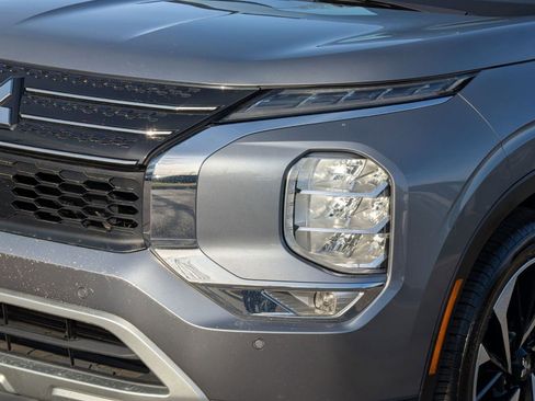 Used 2024 Mitsubishi Outlander SE image 11