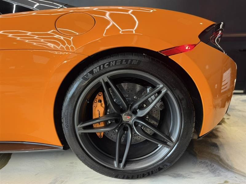 Used 2018 McLaren 570S Spider RWD image 11