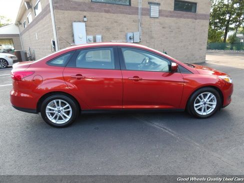 Used 2018 Ford Focus SE FWD image 4