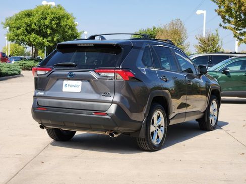 Used 2021 Toyota RAV4 XLE Premium AWD/4WD image 5