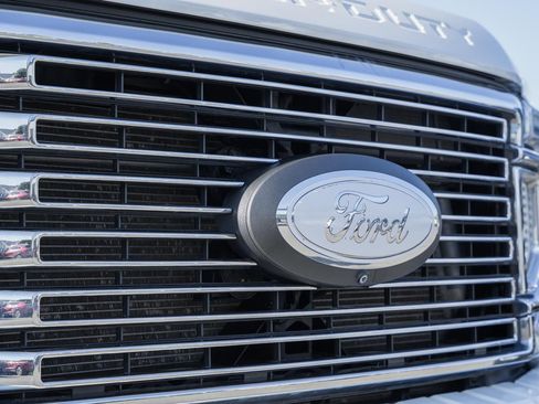 Certified 2022 Ford F450 Platinum w/ FX4 Off-Road Package image 11