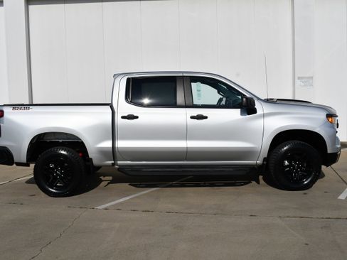 Used 2022 Chevrolet Silverado 1500 Custom Trail Boss w/ LPO, Dark Essentials Package image 4