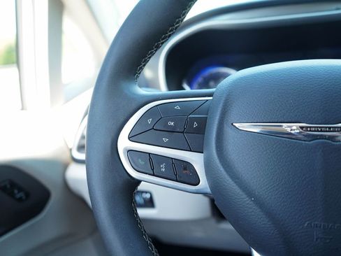 Used 2024 Chrysler Pacifica Touring-L image 28