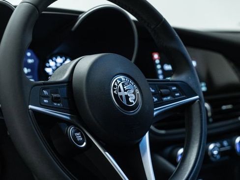 Used 2019 Alfa Romeo Giulia w/ Nero Edizione RWD image 23