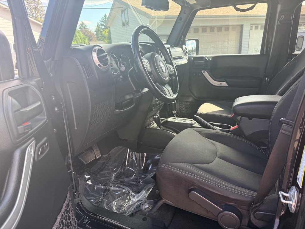 Used 2018 Jeep Wrangler Unlimited Sahara AWD/4WD image 14