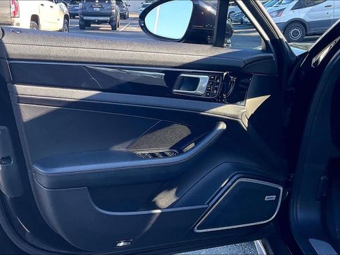 Used 2021 Porsche Panamera image 25