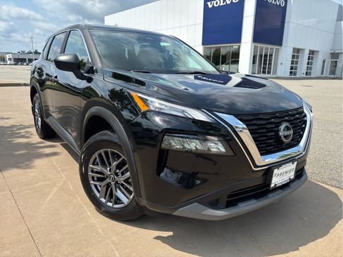 Used 2023 Nissan Rogue S AWD/4WD image 3