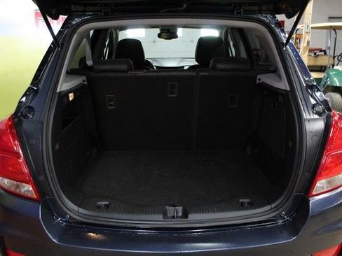 Used 2022 Chevrolet Trax LT w/ LT Convenience Package image 6