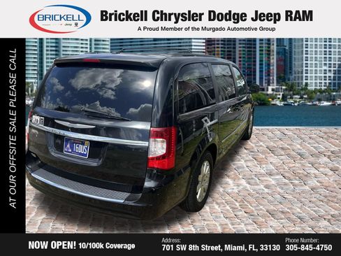 Used 2016 Chrysler Town & Country Touring FWD image 4