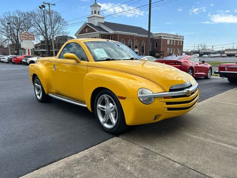 Used 2004 Chevrolet SSR w/ Preferred Equipment Group RWD image 3