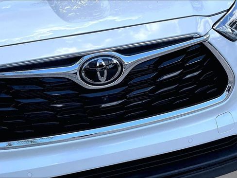 Used 2025 Toyota Highlander Limited AWD/4WD image 30
