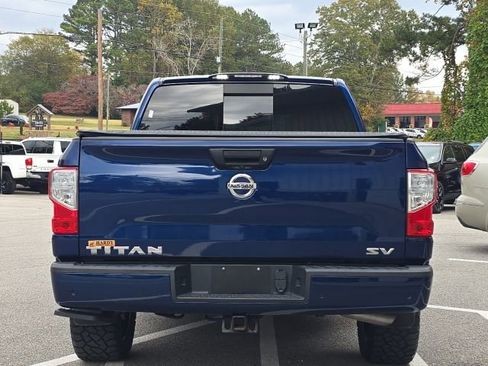 Used 2021 Nissan Titan SV w/ SV Convenience Package image 4