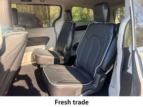Used 2023 Chrysler Pacifica Limited w/ Uconnect Theater Family Group image 8