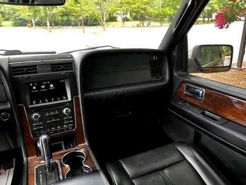 Used 2017 Lincoln Navigator L Select image 32