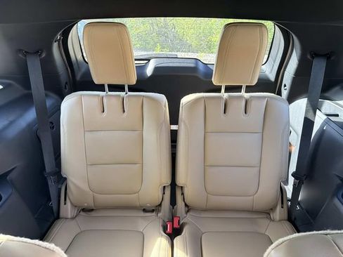 Used 2025 Volkswagen Taos SEL image 16