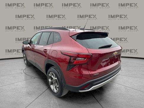 Used 2025 Chevrolet Trax LT w/ LT Convenience Package image 3