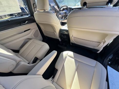 New 2025 Jeep Grand Cherokee L Limited image 30