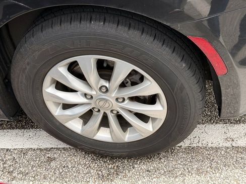 Used 2019 Chrysler Pacifica Touring-L FWD image 9