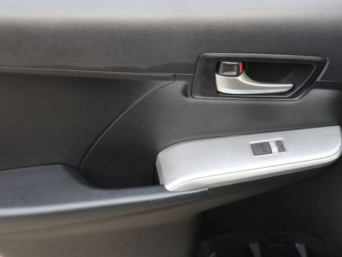 Used 2014 Toyota Camry L image 34