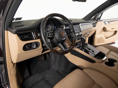 Certified 2024 Porsche Macan S image 4