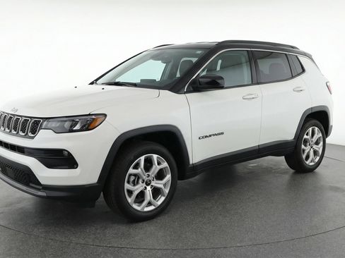Used 2025 Jeep Compass Latitude AWD/4WD image 3