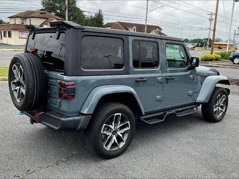Used 2024 Jeep Wrangler Unlimited w/ Convenience Group AWD/4WD image 4