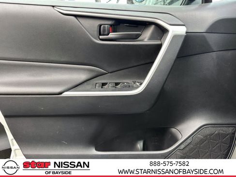 Used 2019 Toyota RAV4 LE image 12