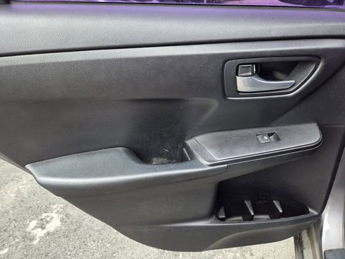 Used 2016 Toyota Camry SE image 10