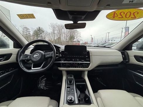 Used 2024 Nissan Pathfinder SL image 11