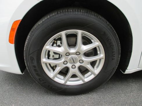 Used 2024 Chrysler Pacifica Touring-L FWD image 9