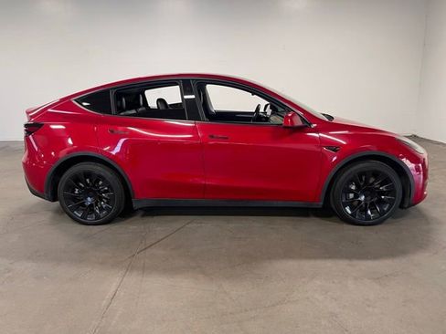 Used 2022 Tesla Model Y Long Range image 2