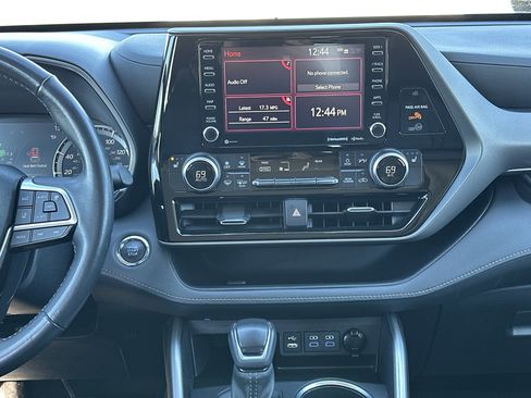 Used 2022 Toyota Highlander XLE image 29