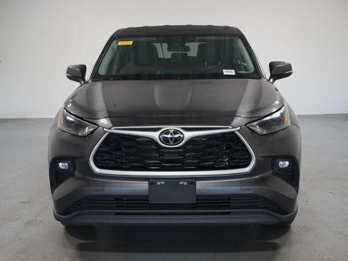 Used 2023 Toyota Highlander LE FWD image 2