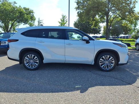 Used 2024 Toyota Highlander Platinum AWD/4WD image 6