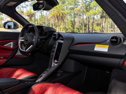 Used 2024 McLaren 750S Spider image 27