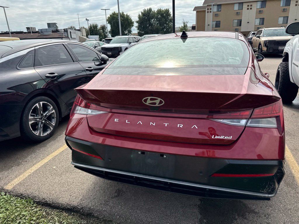 Used 2024 Hyundai Elantra Limited FWD image 4