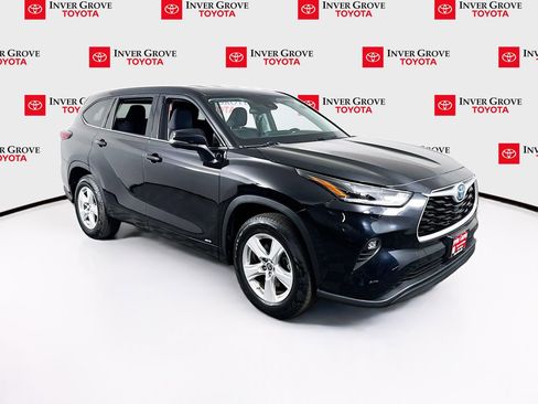 Used 2023 Toyota Highlander LE AWD/4WD image 3