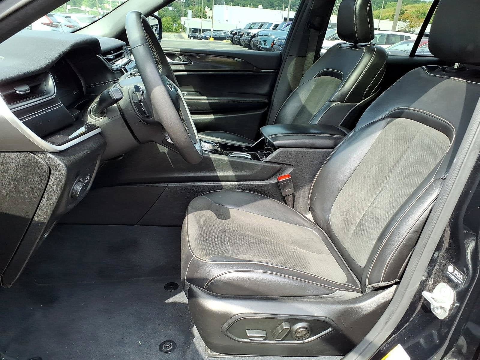 Used 2023 Jeep Grand Cherokee Altitude AWD/4WD image 9