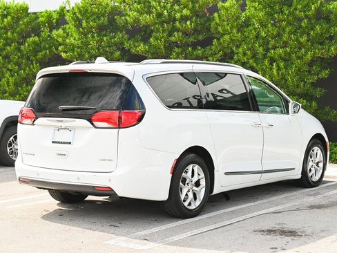 Used 2020 Chrysler Pacifica Limited image 6
