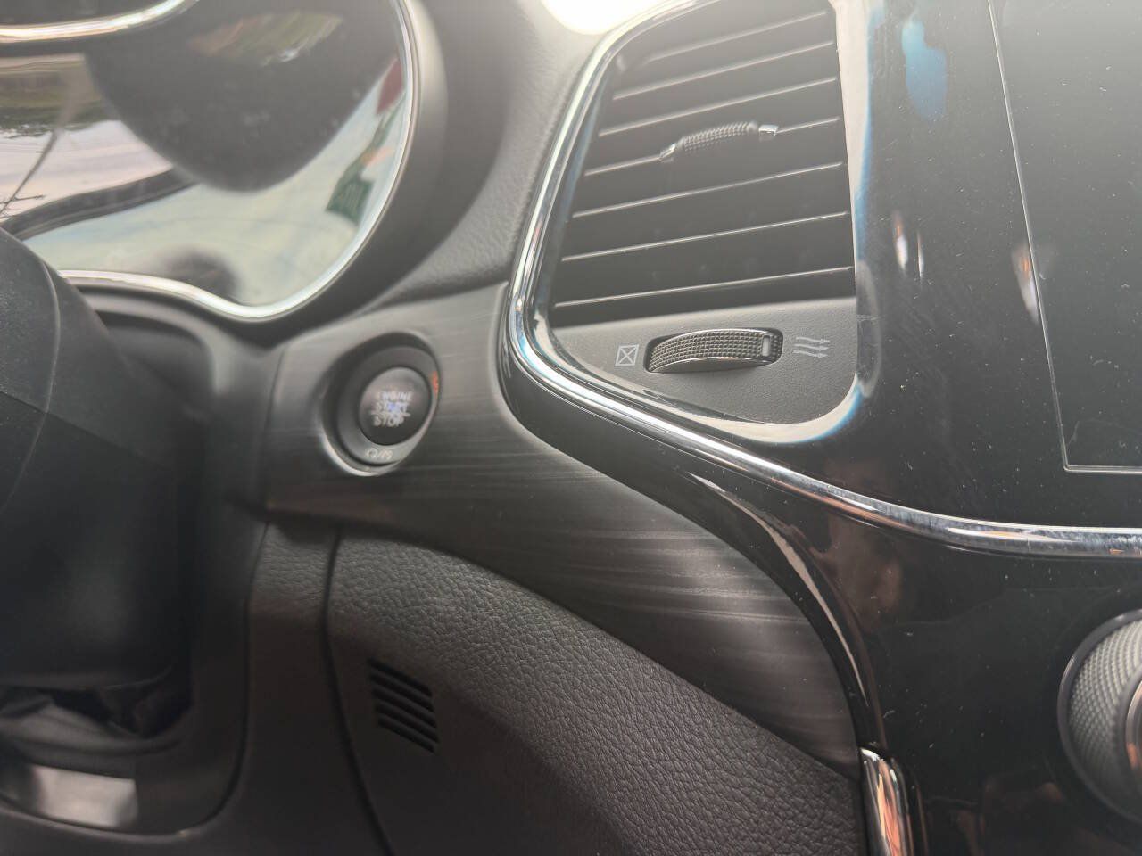 Used 2019 Jeep Grand Cherokee Laredo AWD/4WD image 22