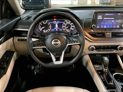 Used 2024 Nissan Altima 2.5 SV image 6