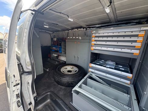 Used 2017 Chevrolet Express 3500 Extended image 21