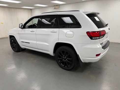 Used 2019 Jeep Grand Cherokee Altitude AWD/4WD image 3