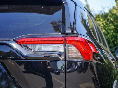 Used 2022 Toyota RAV4 LE AWD/4WD image 7