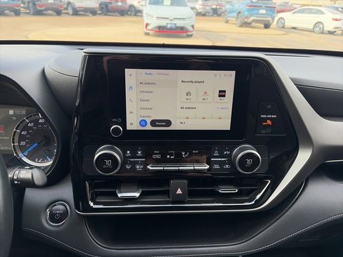 Used 2023 Toyota Highlander LE image 17