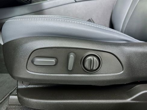 Used 2023 Buick Enclave Essence image 18