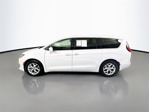 Used 2018 Chrysler Pacifica Touring Plus w/ Tire & Wheel Group image 4